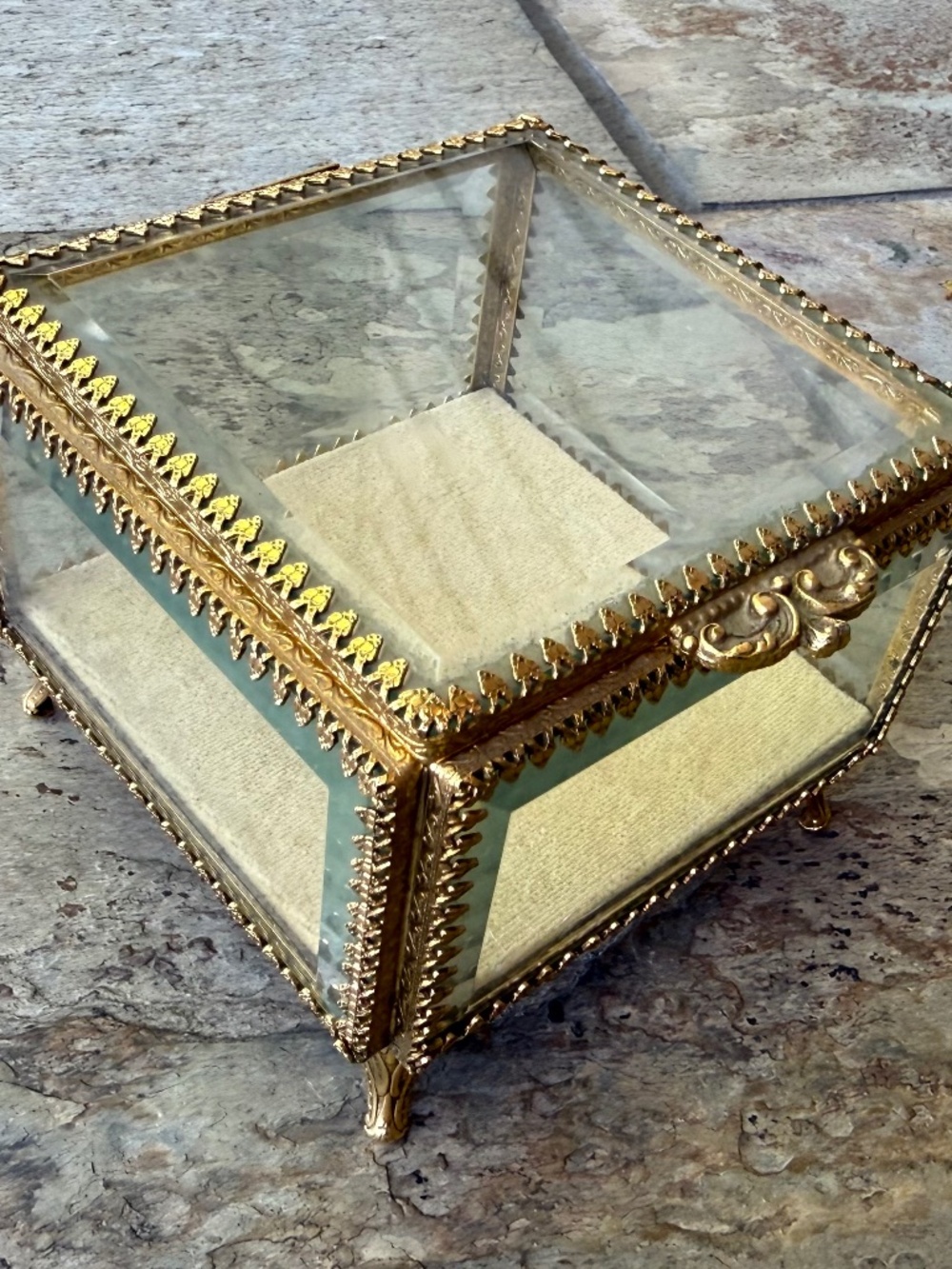 VINTAGE ORMOLU BEVELED GLASS FOOTED CASKET BOX JEWELRY TRINKET BOX GOLD